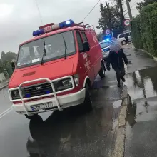 Zobacz zdjęcie: VW zjechał z mostu i wpadł do wody. Dwie osoby ranne