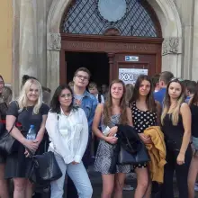 Zobacz zdjęcie: Uczniowie „Handlówki” na dyktandzie z prof. Miodkiem