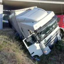 Zobacz zdjęcie: Pijany kierowca tira wjechał do rowu. Białorusin miał... prawie 3 promile