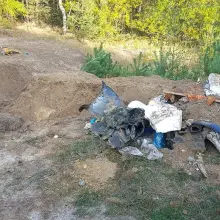 Zobacz zdjęcie: Nielegalne śmieci w lesie w Nowej Kuźni… zasypane ziemią. Kto zawinił?