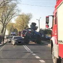 Zobacz zdjęcie: Zderzenie ciągnika z autem w Iwinach. Jedna osoba ranna