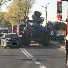 Zobacz zdjęcie: Zderzenie ciągnika z autem w Iwinach. Jedna osoba ranna