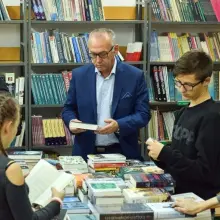 Zobacz zdjęcie: Góra książek w bolesławieckiej „Handlówce”