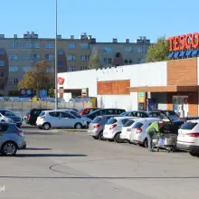 Zobacz zdjęcie: Samochody na parkingach przed marketami