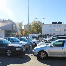Zobacz zdjęcie: Samochody na parkingach przed marketami