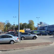 Zobacz zdjęcie: Samochody na parkingach przed marketami
