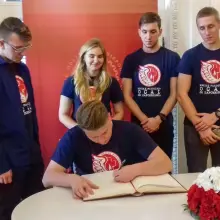 Zobacz zdjęcie: Wolontariusze akcji ratowania polskich nekropolii z wizytą u prezydenta RP