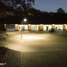 Zobacz zdjęcie: Latarnie przed sklepem Dino w Bolesławcu
