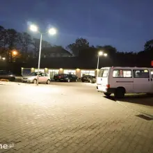 Zobacz zdjęcie: Latarnie przed sklepem Dino w Bolesławcu