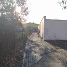 Zobacz zdjęcie: Bezpieczniejsza droga na zakupy. Jest chodnik przy garażach na Jezierskiego