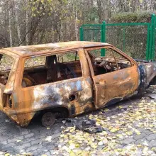 Zobacz zdjęcie: Spalony wrak straszy przy cmentarzu