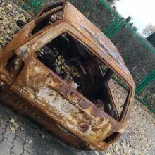 Zobacz zdjęcie: Spalony wrak straszy przy cmentarzu