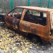Zobacz zdjęcie: Spalony wrak straszy przy cmentarzu