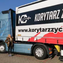 Zobacz zdjęcie: Korytarz Życia promowany w całej Europie. Dzięki Dagmarze, modelce i kierowczyni tira