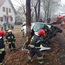 Zobacz zdjęcie: Wypadek w Ocicach. 19-letni kierowca citroena wjechał w drzewo