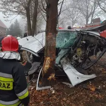 Zobacz zdjęcie: Wypadek w Ocicach. 19-letni kierowca citroena wjechał w drzewo
