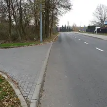 View photo: No Sidewalk or Pedestrian Crossing Near Carrefour on Śluzowa Street in Bolesławiec