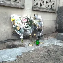 Zobacz zdjęcie: Zniczami i kwiatami uczcili pamięć… budki z fast foodem