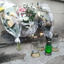 Zobacz zdjęcie: Zniczami i kwiatami uczcili pamięć… budki z fast foodem