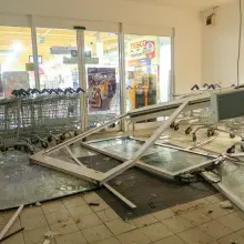 Zobacz zdjęcie: W szklane, rozsuwane drzwi w Tesco wjechało auto osobowe