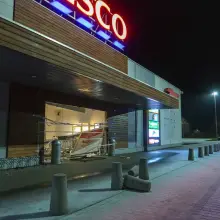 Zobacz zdjęcie: W szklane, rozsuwane drzwi w Tesco wjechało auto osobowe