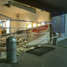 Zobacz zdjęcie: W szklane, rozsuwane drzwi w Tesco wjechało auto osobowe