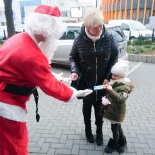 Zobacz zdjęcie: Mikołaje i Śnieżynki od serca rozdawali słodkości w Bolesławcu