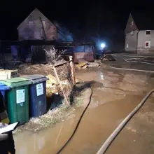 Zobacz zdjęcie: Spłonął budynek w Raciborowicach. Pies zginął, do kobiety wezwano karetkę