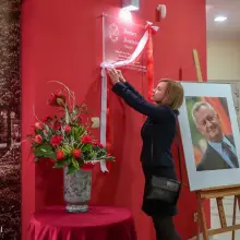 Zobacz zdjęcie: Tablicę poświęconą Dariuszowi Kwaśniewskiemu odsłonięto w Teatrze Starym