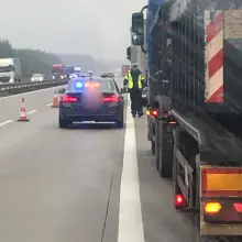 Zobacz zdjęcie: A4: tirowiec jechał zygzakiem, wjechał w barierki. Zatrzymali go inni kierowcy