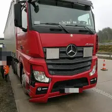 Zobacz zdjęcie: A4: tirowiec jechał zygzakiem, wjechał w barierki. Zatrzymali go inni kierowcy