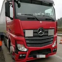 Zobacz zdjęcie: A4: tirowiec jechał zygzakiem, wjechał w barierki. Zatrzymali go inni kierowcy