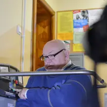 Zobacz zdjęcie: Wspaniały prezent świąteczny od Powiatowego Centrum Pomocy Rodzinie. Winda dla pana Edwarda