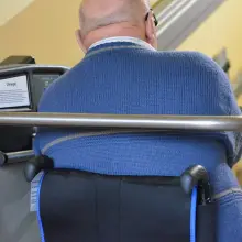 Zobacz zdjęcie: Wspaniały prezent świąteczny od Powiatowego Centrum Pomocy Rodzinie. Winda dla pana Edwarda