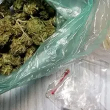 Zobacz zdjęcie: Para zatrzymana z marychą i metamfetaminą. Wpadli przez… siekierę na klatce