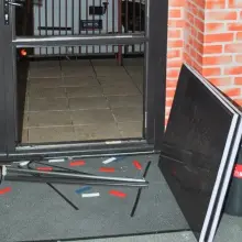 Zobacz zdjęcie: 42-latek po pijaku rozwalił drzwi. Chciał się dostać do… podstawówki