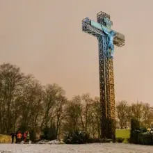 Zobacz zdjęcie: Mężczyzna na krzyżu milenijnym
