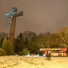 Zobacz zdjęcie: Mężczyzna na krzyżu milenijnym