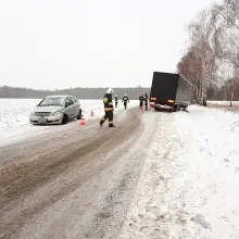 Zobacz zdjęcie: Kierująca mercedesem zderzyła się z ciężarówką, dostała mandat