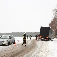 Zobacz zdjęcie: Kierująca mercedesem zderzyła się z ciężarówką, dostała mandat