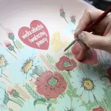 Zobacz zdjęcie: Gramy razem z WOŚP! Zestaw Jubileuszowy Ceramiki Artystycznej – Spółdzielni Rękodzieła Artystycznego