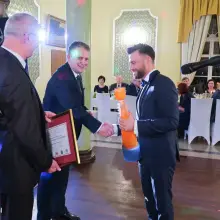 Zobacz zdjęcie: Łukasz Załucki z Ready Construct & Bathroom odbiera nagrodę Kazimierza