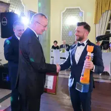 Zobacz zdjęcie: Łukasz Załucki z Ready Construct & Bathroom odbiera nagrodę Kazimierza