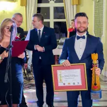Zobacz zdjęcie: Łukasz Załucki z Ready Construct & Bathroom odbiera nagrodę Kazimierza