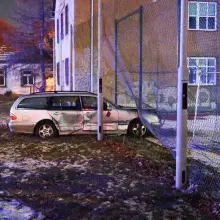 Zobacz zdjęcie: Osobówka staranowała ogrodzenie i wpadła na boisko budowlanki
