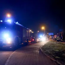 Zobacz zdjęcie: Osobówka staranowała ogrodzenie i wpadła na boisko budowlanki