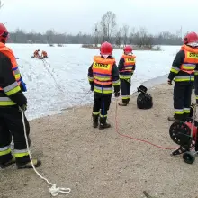Zobacz zdjęcie: Pod poszkodowanym załamał się lód. Strażackie ćwiczenia za Mrówką