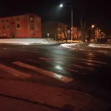 Zobacz zdjęcie: Słabo oświetlone pasy na krzyżówce Podgórna–Tyrankiewiczów. „Naprawdę strach”