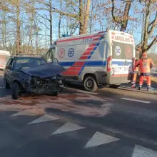 Zobacz zdjęcie: Zderzenie osobówki z karetką pod Kliczkowem. Jeden osoba ranna