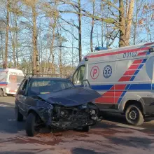 Zobacz zdjęcie: Zderzenie osobówki z karetką pod Kliczkowem. Jeden osoba ranna